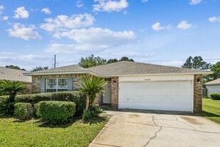 9523 Parker Pl Dr in Gulf Breeze, FL - Building Photo
