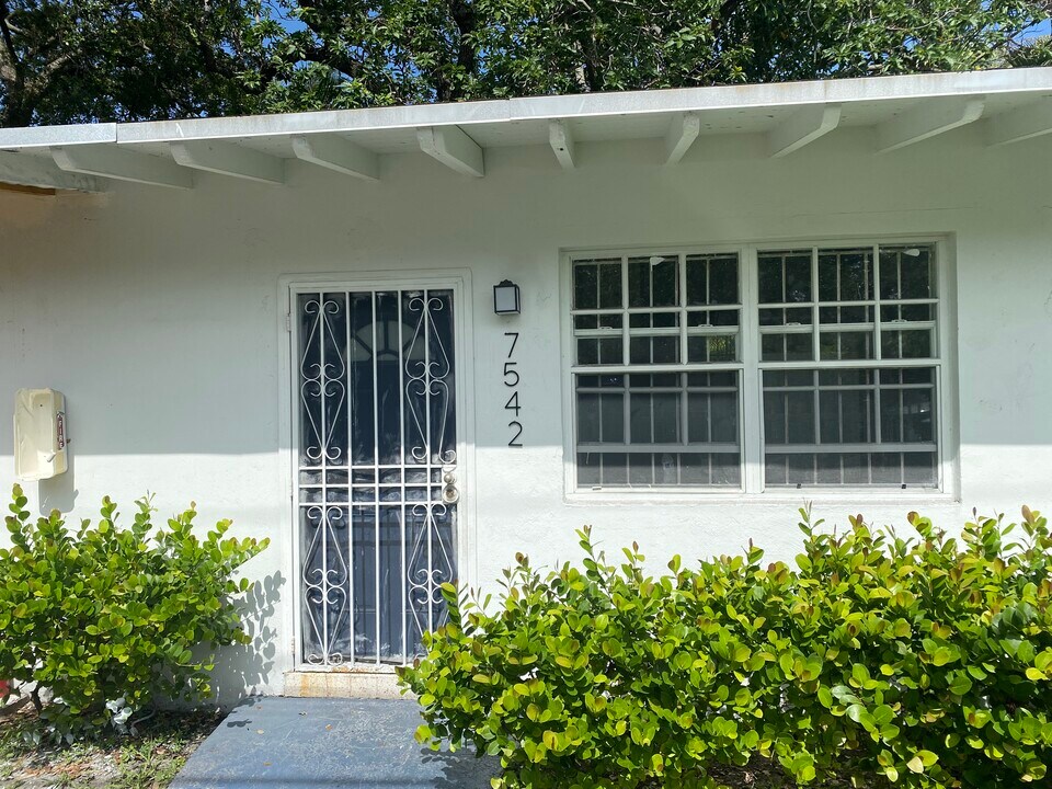 7540 NE 3rd Ct, Unit 7540 in Miami, FL - Foto de edificio