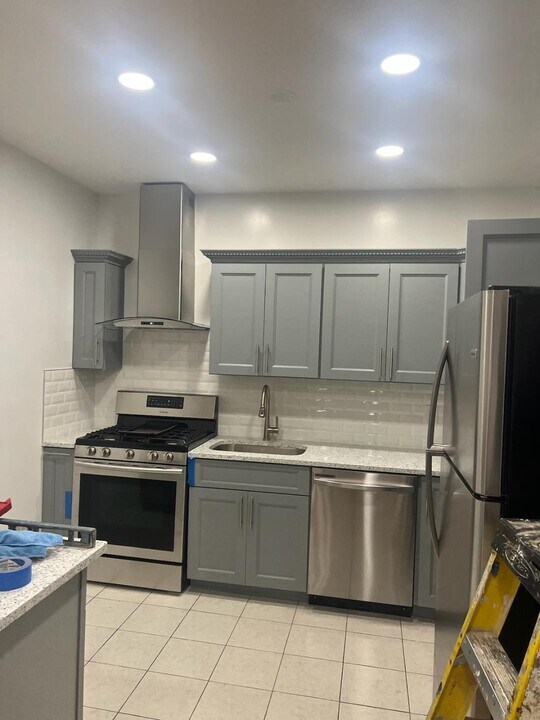 33-03 Broadway in Queens, NY - Building Photo