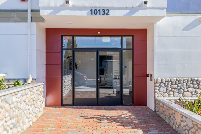 Commerce Villas Apartments in Tujunga, CA - Foto de edificio - Building Photo