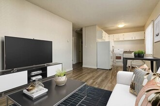 King's Court in Edmonton, AB - Building Photo - Building Photo