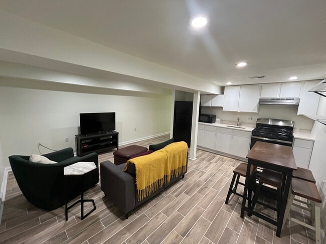 1830 Ontario Pl NW, Unit Apt B