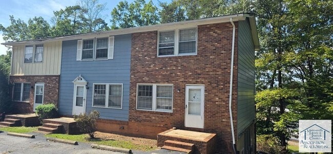 1055 Rives Rd in Martinsville, VA - Foto de edificio - Building Photo