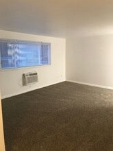 7433 Center St in Mentor, OH - Foto de edificio - Building Photo