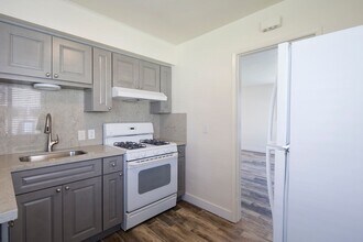 7555 Herschel Ave in San Diego, CA - Building Photo - Building Photo