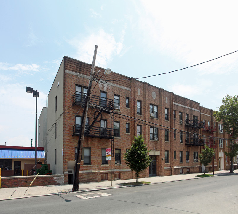 88-15 179th St in Jamaica, NY - Building Photo