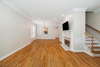 6835 Staffordshire Crescent in Houston, TX - Foto de edificio - Building Photo