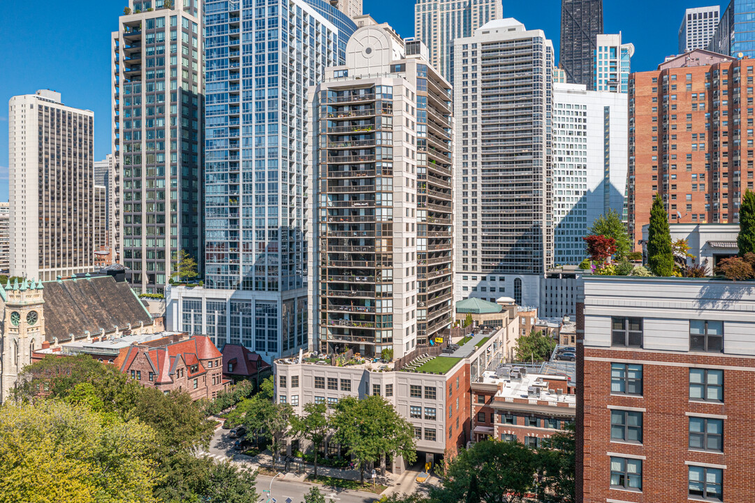 Dearborn Place in Chicago, IL - Building Photo