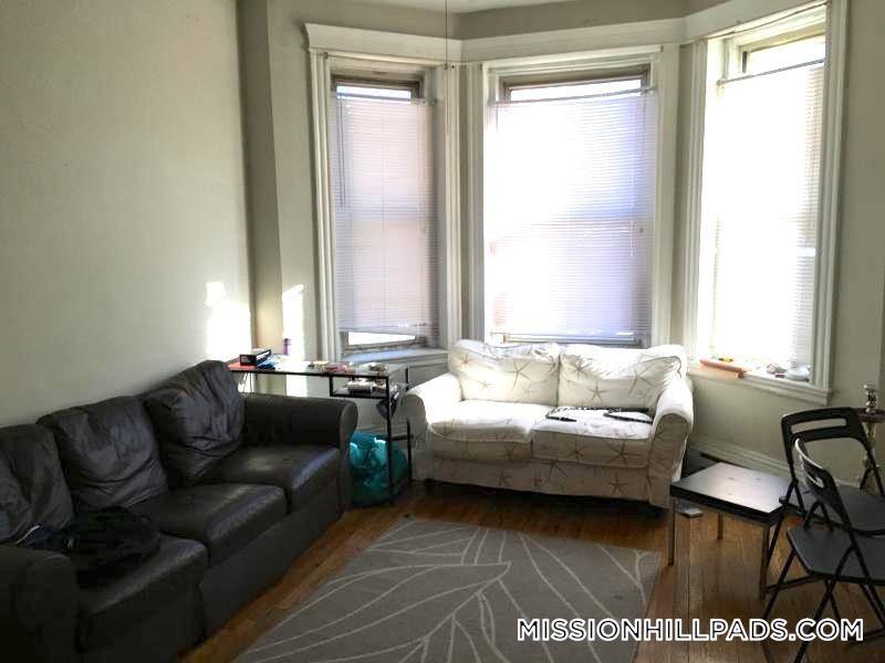 895 Huntington Ave in Boston, MA - Building Photo