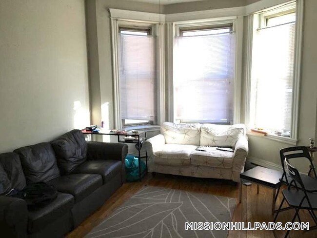 881 Huntington Ave in Boston, MA - Foto de edificio - Building Photo
