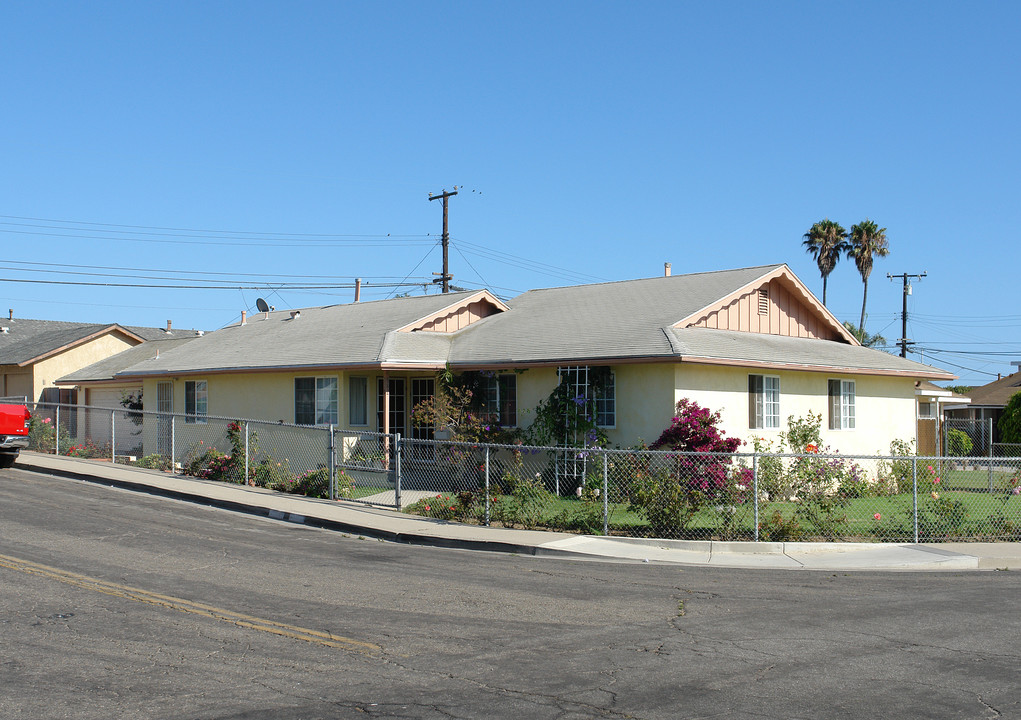 880-882 Myrna Dr in Port Hueneme, CA - Building Photo