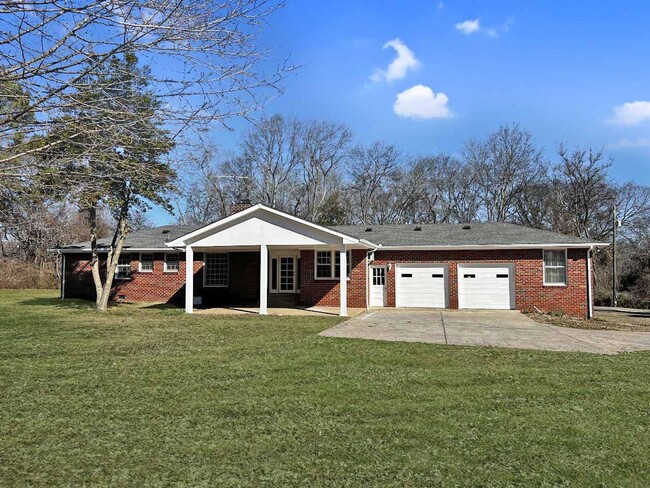 253 Old Shackle Island Rd in Hendersonville, TN - Foto de edificio - Building Photo