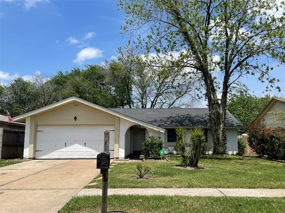 7622 Bubbling Spring Ln in Houston, TX - Building Photo