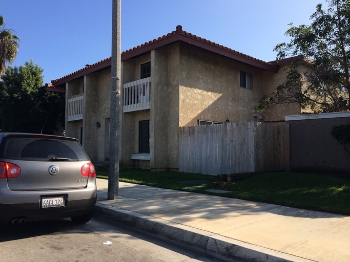 7302 Garfield Ave in Huntington Beach, CA - Foto de edificio