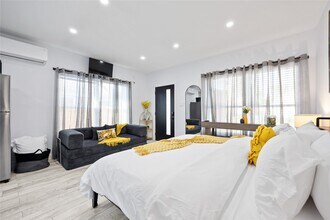 4206 Clay St in Houston, TX - Building Photo - Building Photo