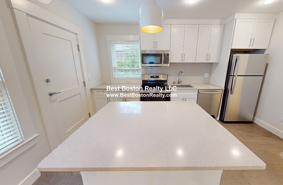 208-210 Banks St. Unit 2, Unit 2 in Cambridge, MA - Building Photo