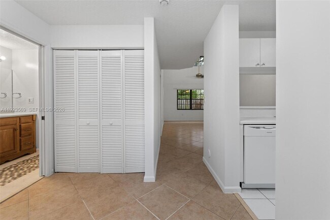 390 City View Dr in Fort Lauderdale, FL - Building Photo - Building Photo