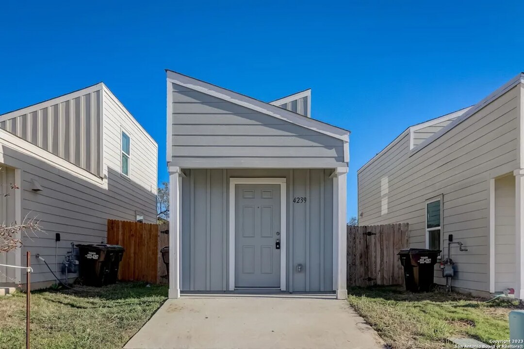 4239 Thalweg Way in San Antonio, TX - Building Photo