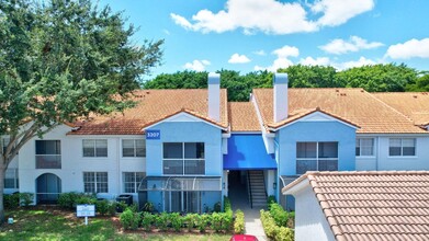 3207 Clint Moore Rd, Unit 206 in Boca Raton, FL - Foto de edificio - Building Photo