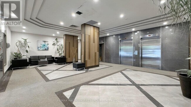 711 Rossland Rd E in Whitby, ON - Building Photo - Building Photo