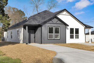 106 Runnels St in Willis, TX - Building Photo