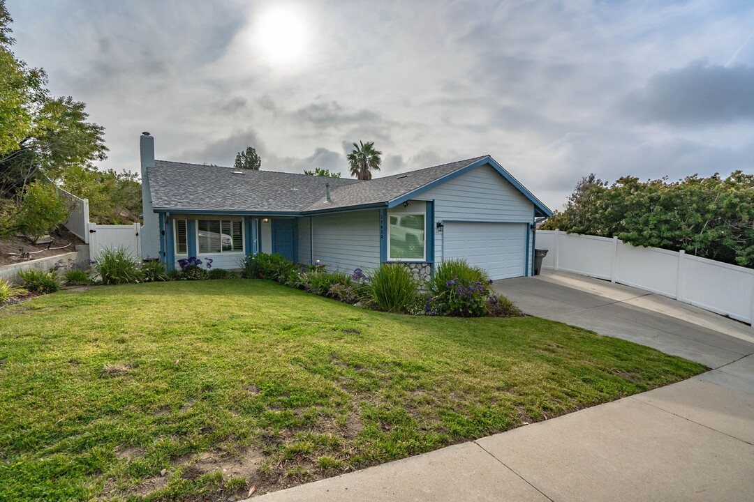 27412 Garza Dr in Santa Clarita, CA - Foto de edificio