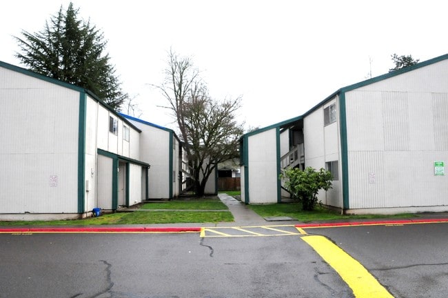 East Ninth Street Apartments in Newberg, OR - Foto de edificio - Building Photo