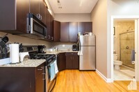 705 N Milwaukee Ave, Unit 001R in Chicago, IL - Building Photo - Building Photo