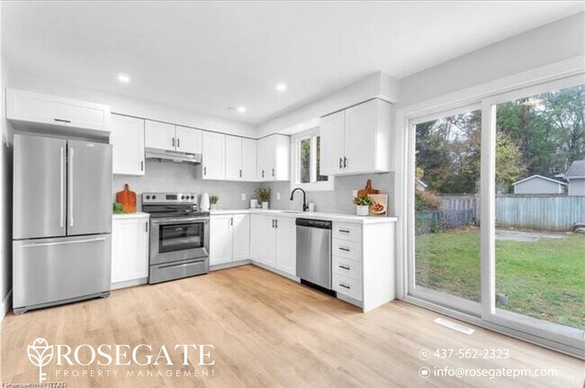 Charming 3-Bedroom Detached Home with Backyard & 3 Parking Spots – Pet Friendly – London in London, ON - Building Photo - Building Photo