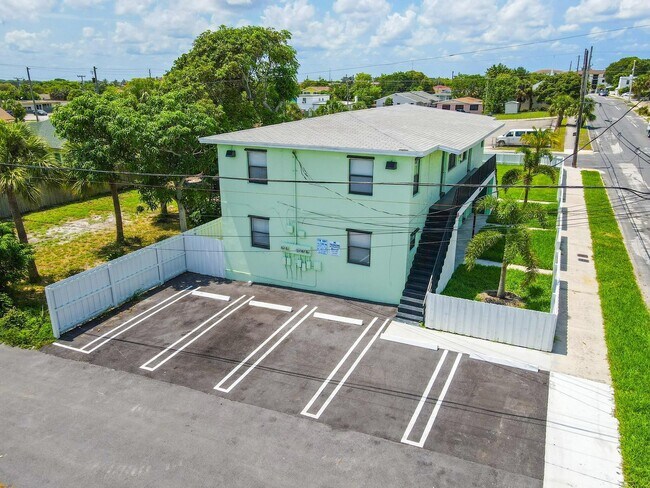 1319 Douglass Ave in West Palm Beach, FL - Building Photo - Building Photo