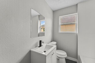 7425 Ave E, Unit B in Houston, TX - Building Photo - Building Photo
