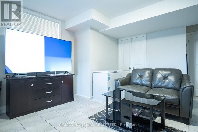 35 Roberta Dr in Toronto, ON - Building Photo - Building Photo