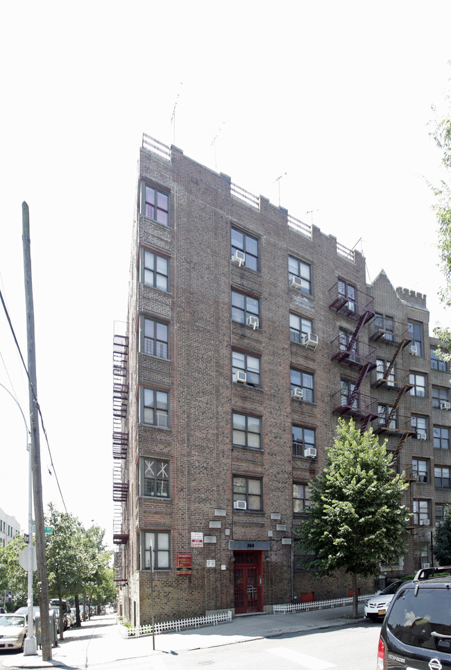 350 E 207th St in Bronx, NY - Building Photo - Building Photo