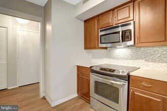 3800 Fairfax Dr, Unit 1711 in Arlington, VA - Building Photo - Building Photo