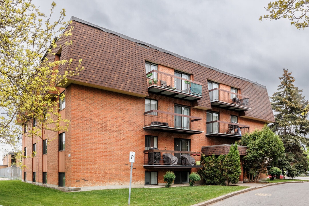 Le beau sejour in Pierrefonds, QC - Building Photo