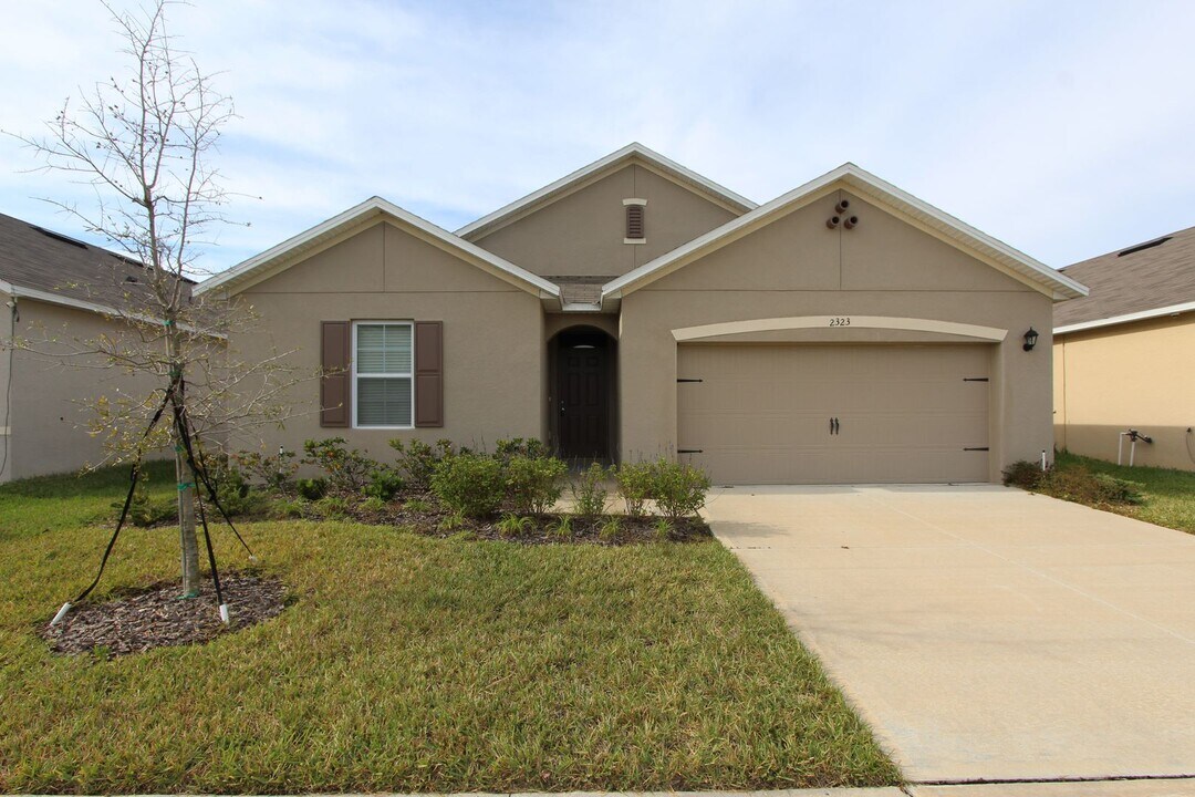 2323 Silverview Dr in Lakeland, FL - Building Photo
