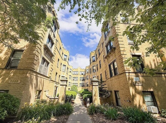 7353 N Damen Ave, Unit 7353 North Damen Ave