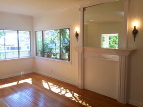 1326 Londonderry View Dr in Los Angeles, CA - Foto de edificio - Building Photo