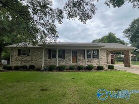 909 Cooper Ln SW in Hartselle, AL - Building Photo