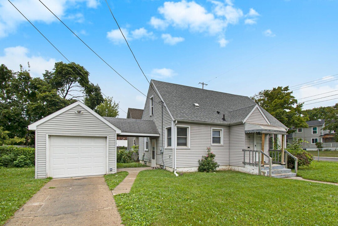 902 W Lapeer St in Lansing, MI - Building Photo