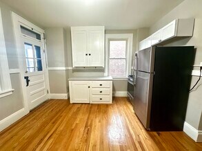 589 Pleasant St in Holyoke, MA - Building Photo - Building Photo