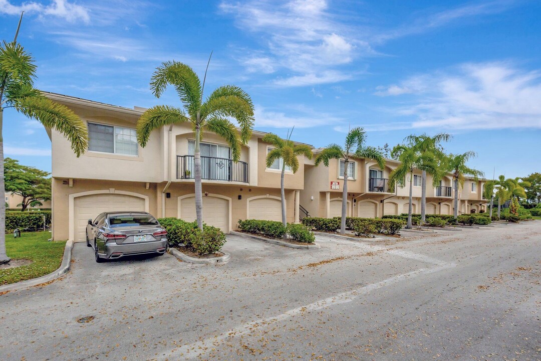 700 Crestwood Ct S in Royal Palm Beach, FL - Foto de edificio