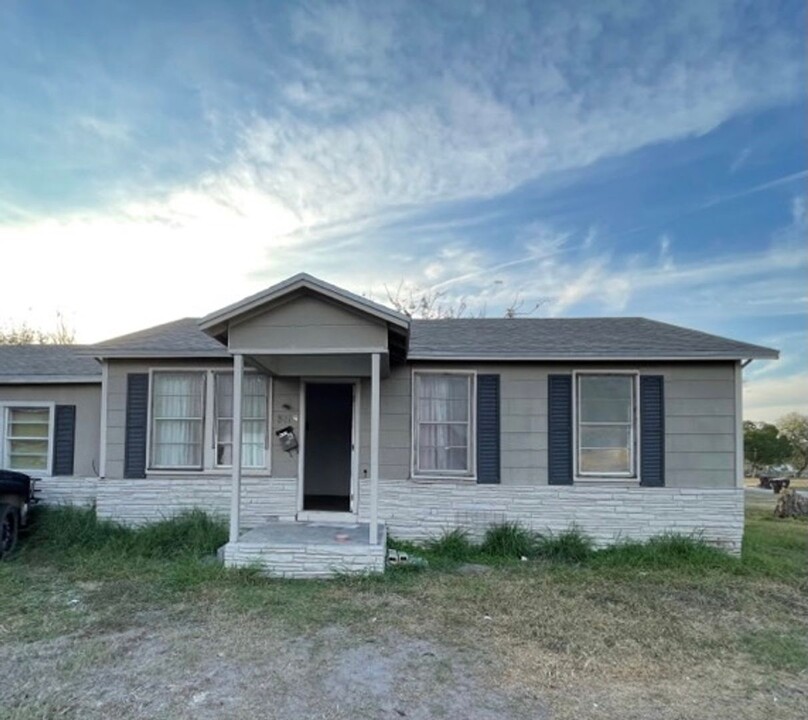 811 S 13th St in Kingsville, TX - Foto de edificio