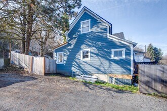 215 SE Spring St in Pullman, WA - Building Photo - Building Photo