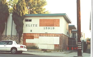 15919 Vanowen St in Van Nuys, CA - Building Photo - Building Photo