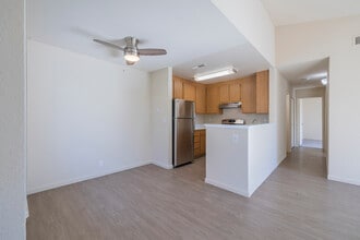 SYCAMORE VILLAGE in Tracy, CA - Building Photo - Interior Photo