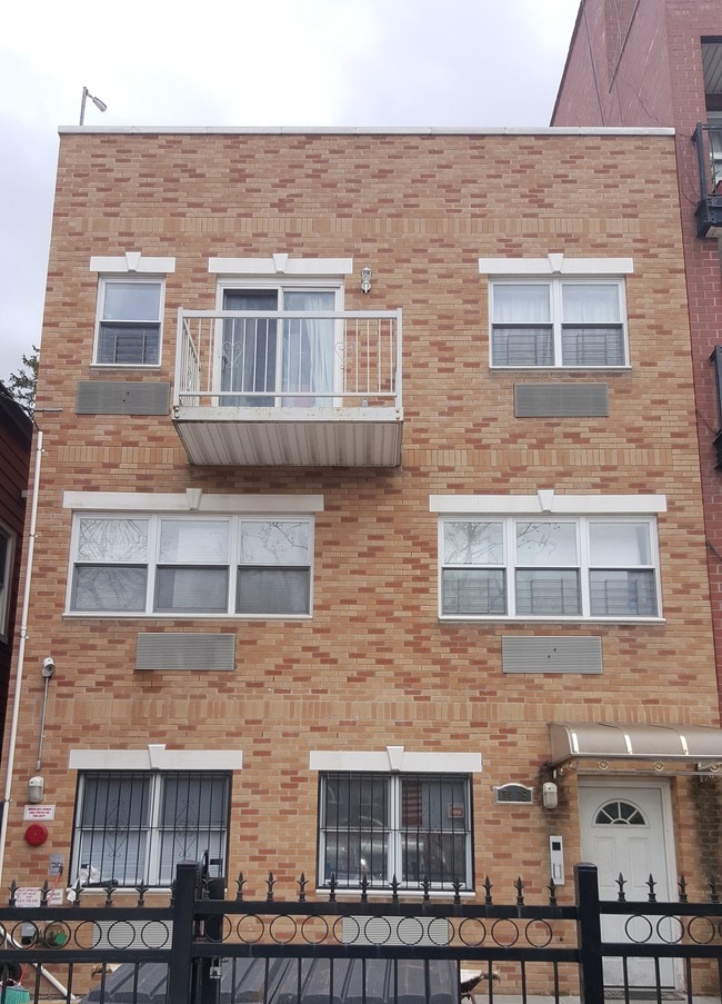 7416 Woodside Ave in Flushing, NY - Building Photo - Building Photo