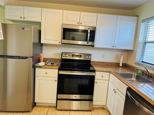 8110 Sunrise Lakes Blvd in Sunrise, FL - Building Photo - Building Photo