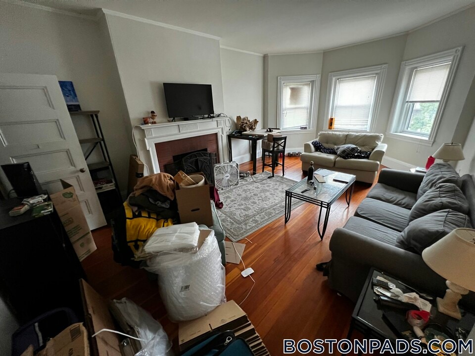 917 Beacon St in Boston, MA - Building Photo
