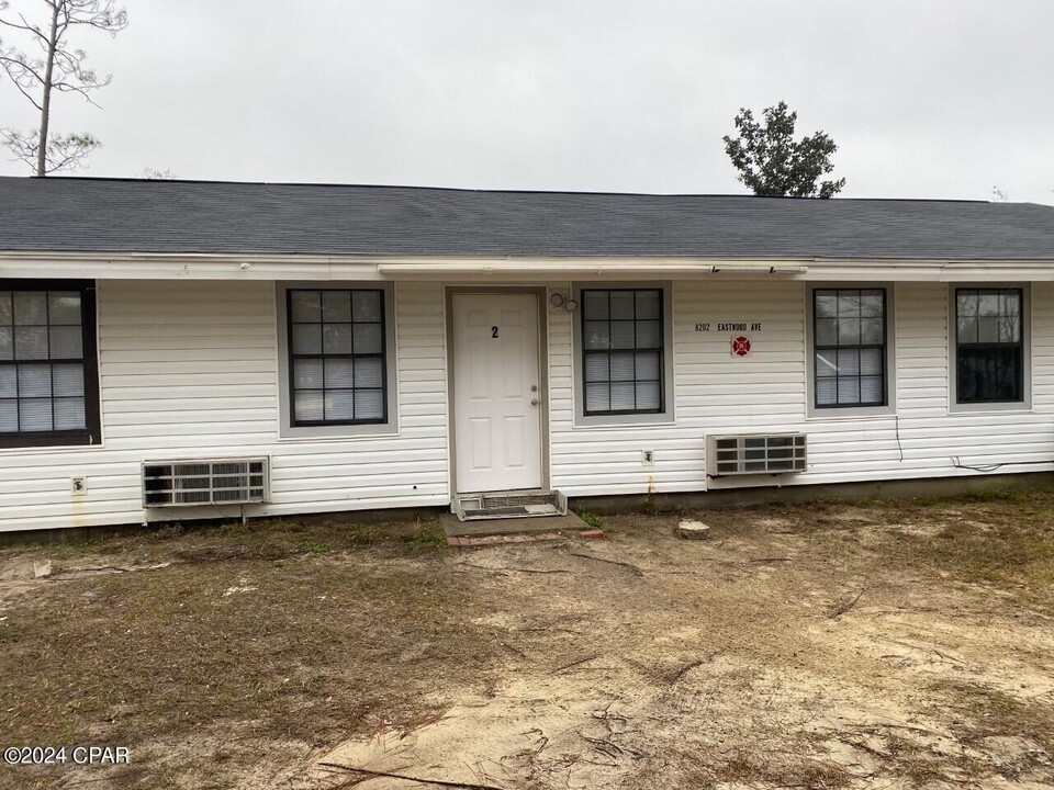 8202 Eastwood Ave in Youngstown, FL - Building Photo